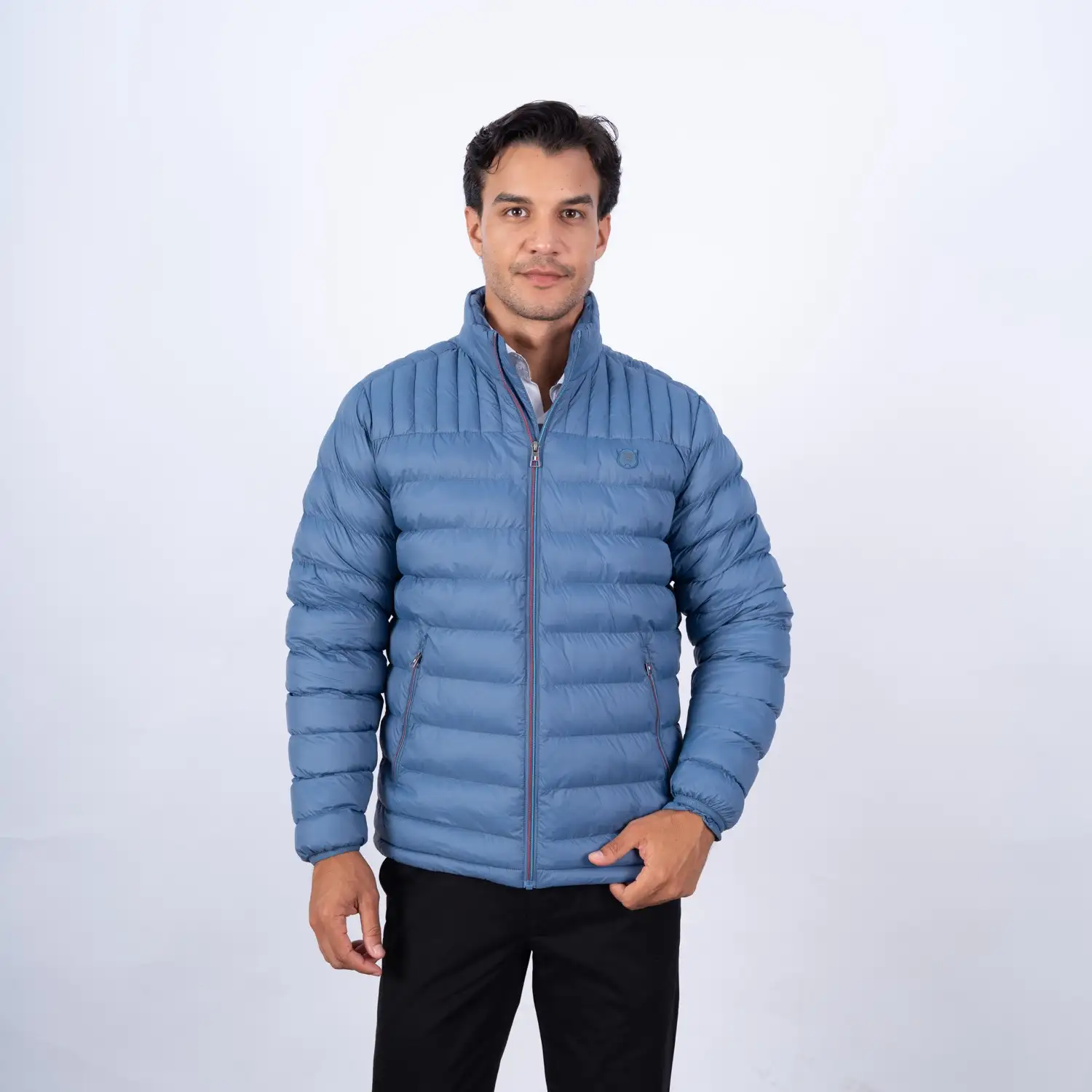 Casaca de Nylon Zipper en contraste con diseño francés